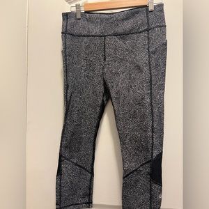 Lululemon black and white patterned cropped leggings. Size 8